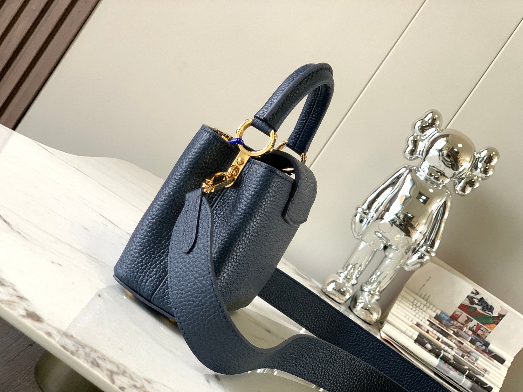 CAPUCINES MINI 21 BLEU NUIT CUIR TAURILLON QUINCAILLERIE DORÉ