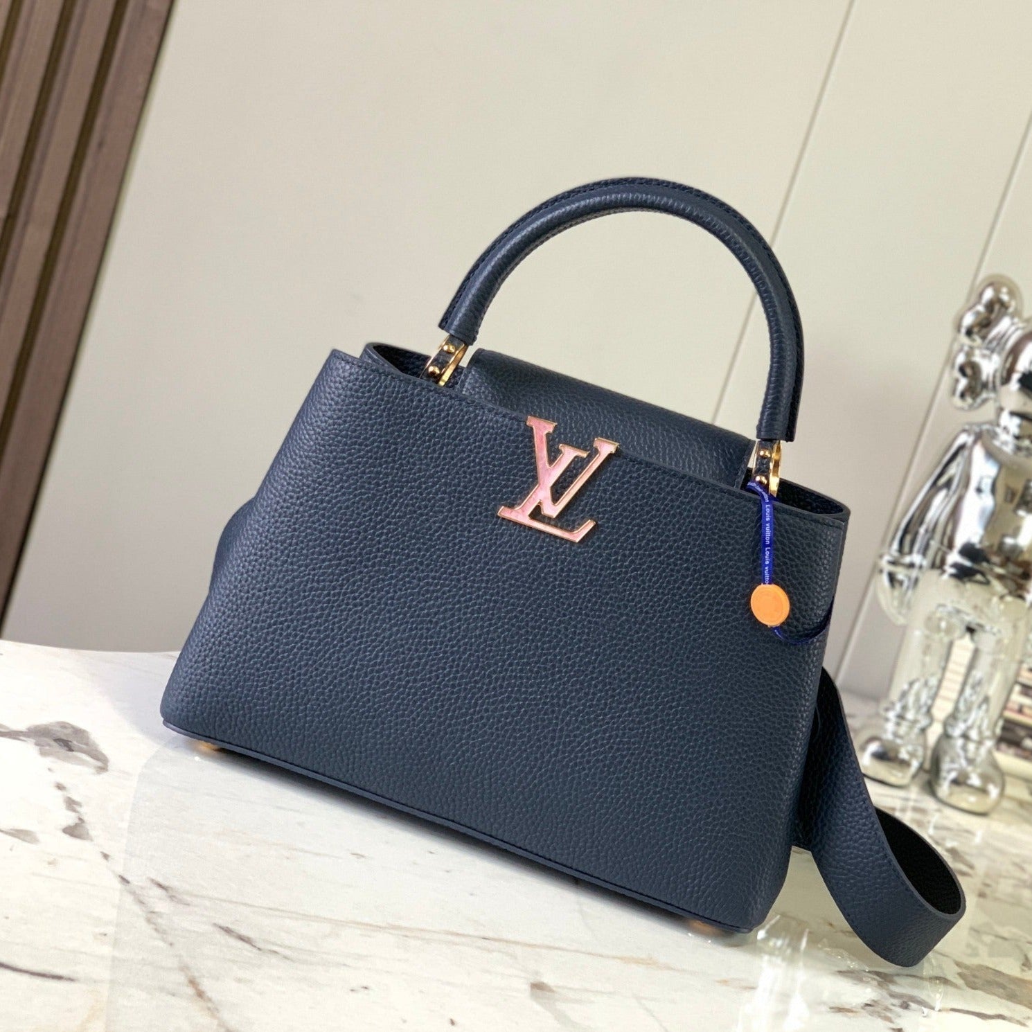 CAPUCINES MM 31,5 BLEU NUIT CUIR TAURILLON QUINCAILLERIE DORÉ