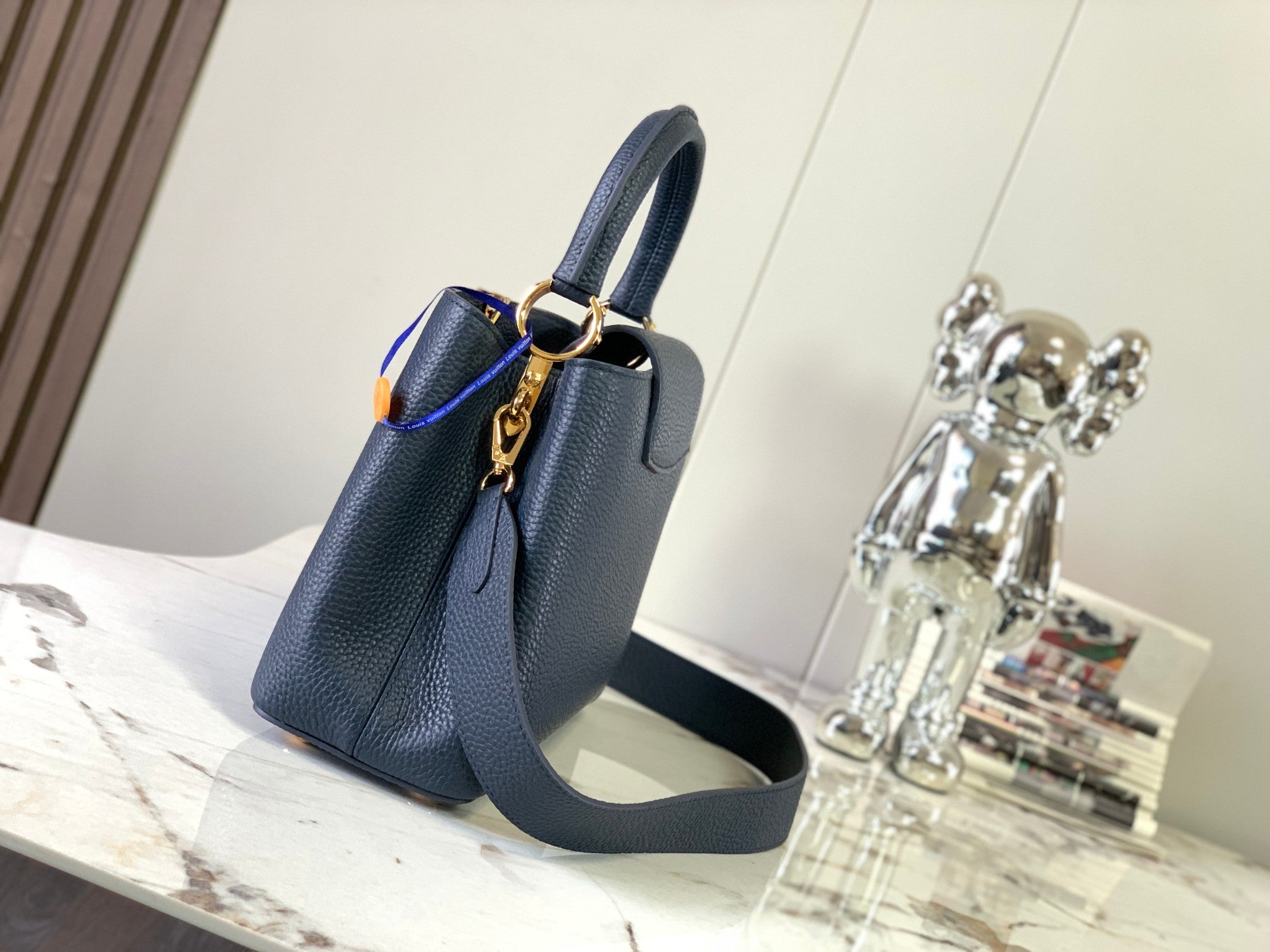 CAPUCINES MM 31,5 BLEU NUIT CUIR TAURILLON QUINCAILLERIE DORÉ