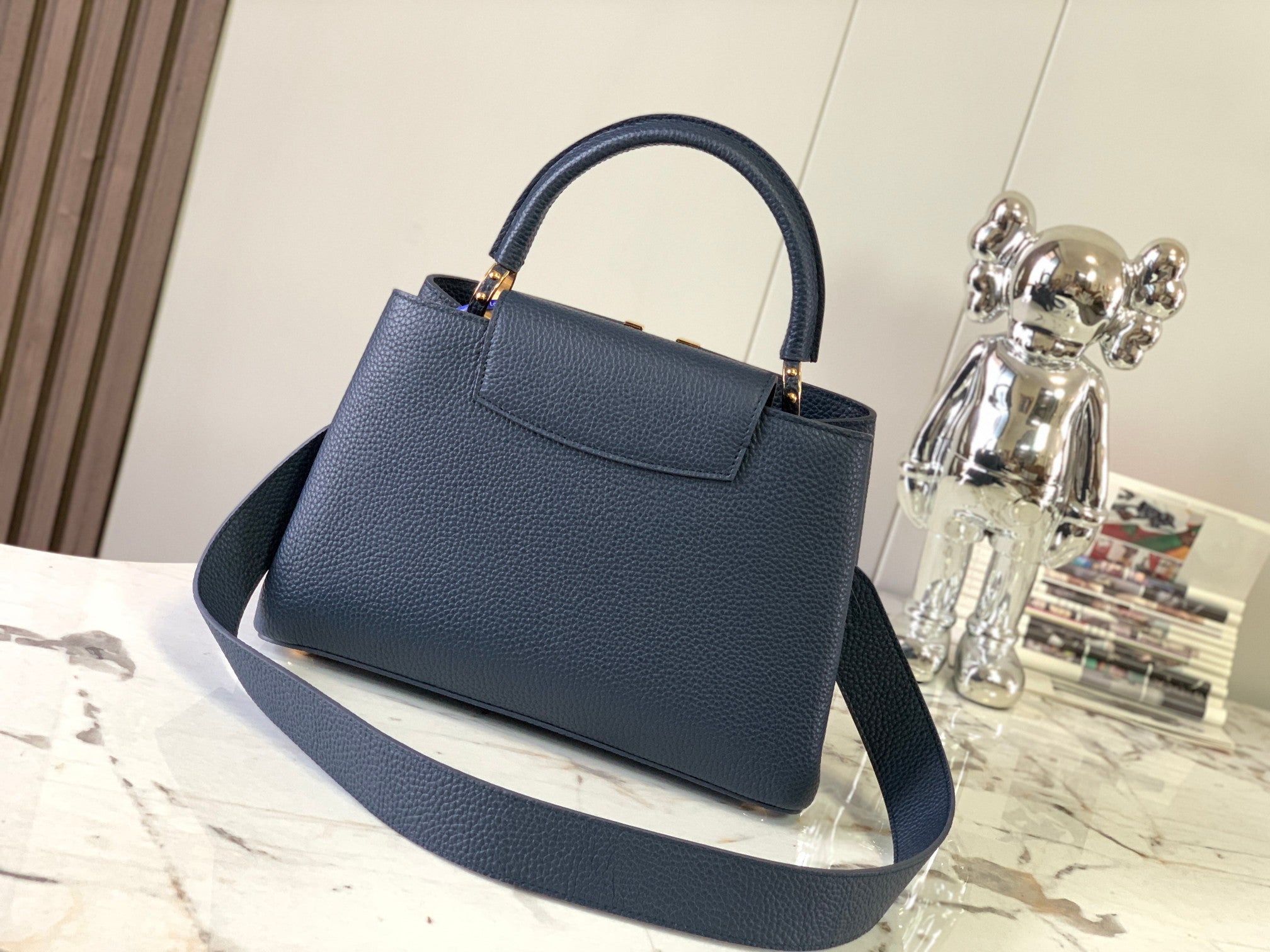 CAPUCINES MM 31,5 BLEU NUIT CUIR TAURILLON QUINCAILLERIE DORÉ