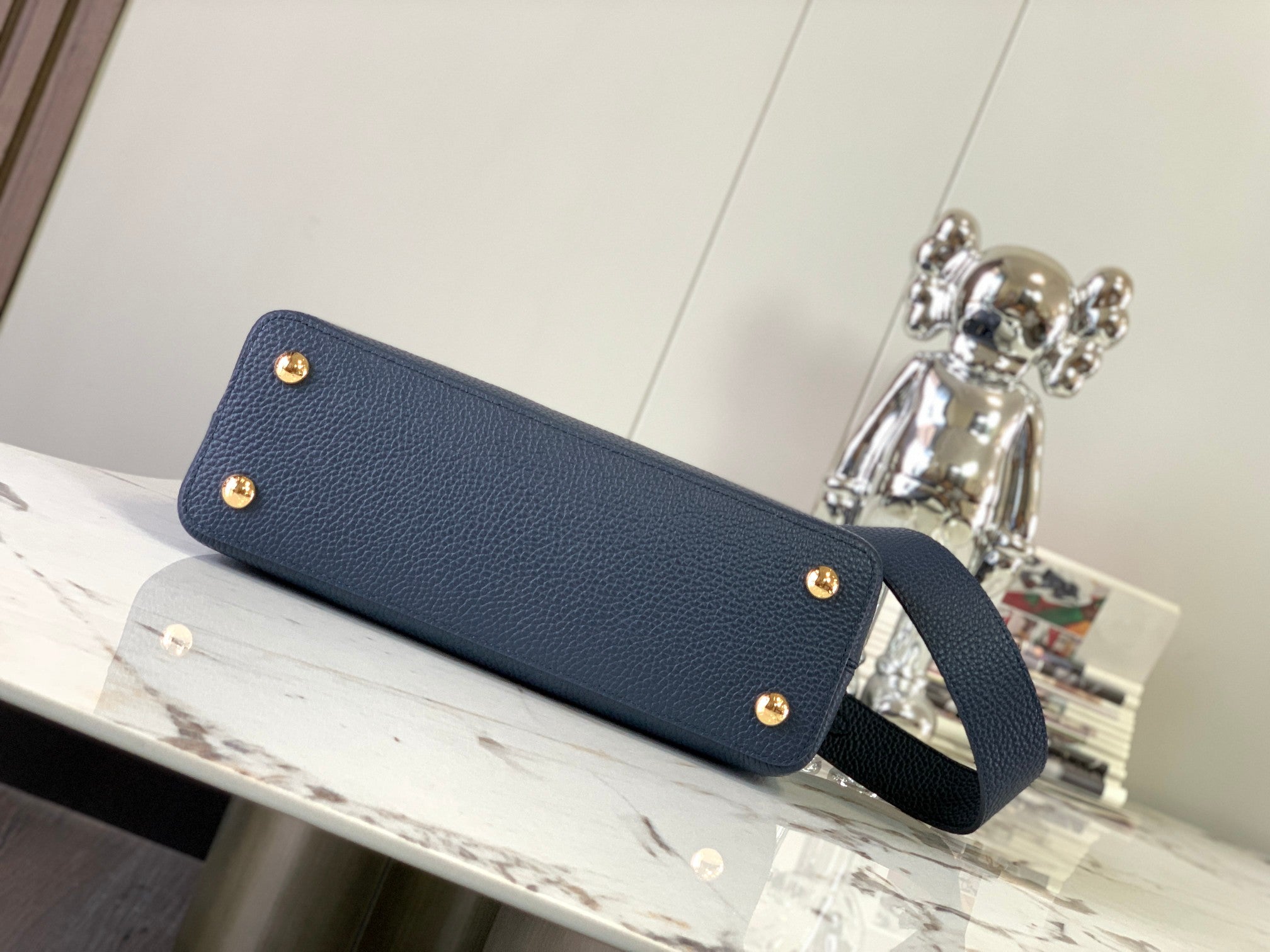 CAPUCINES MM 31,5 BLEU NUIT CUIR TAURILLON QUINCAILLERIE DORÉ