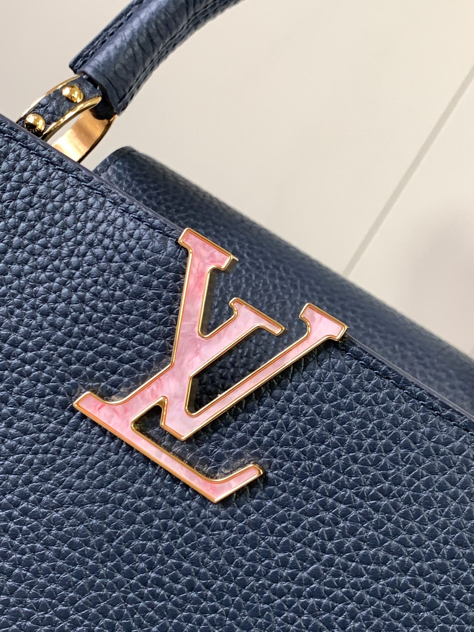 CAPUCINES MM 31,5 BLEU NUIT CUIR TAURILLON QUINCAILLERIE DORÉ