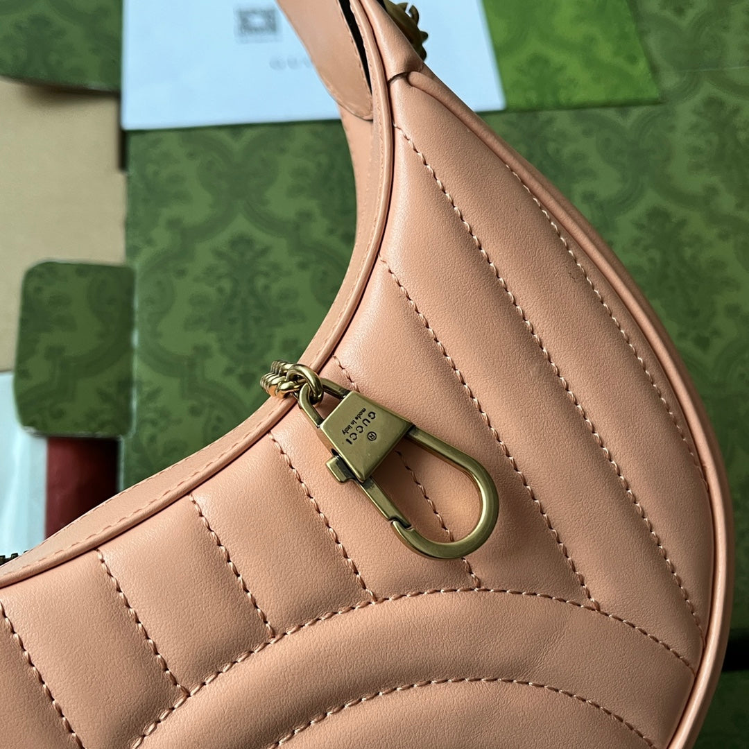 Sac GG Marmont en forme de demi-lune 21 cm en cuir de veau pêche avec accastillage doré