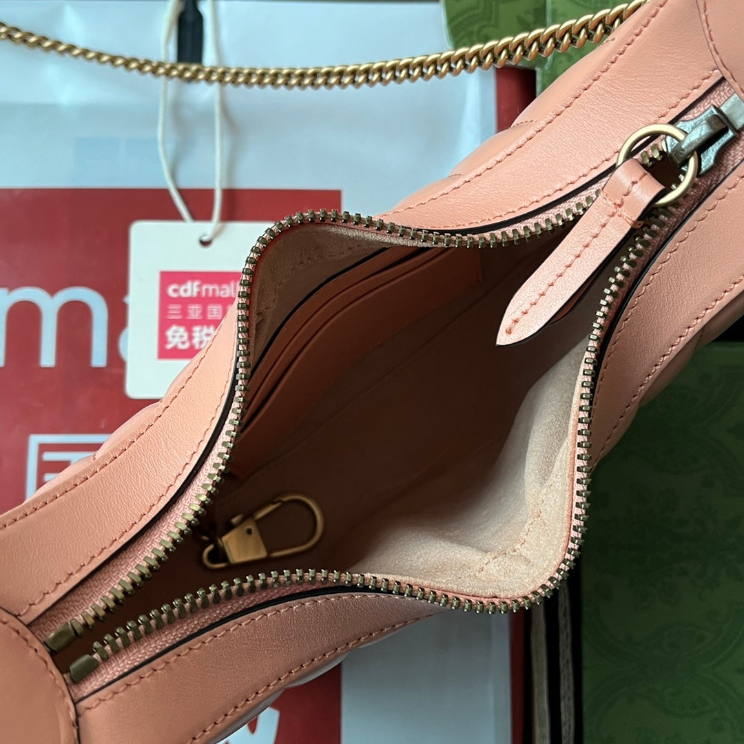 Sac GG Marmont en forme de demi-lune 21 cm en cuir de veau pêche avec accastillage doré