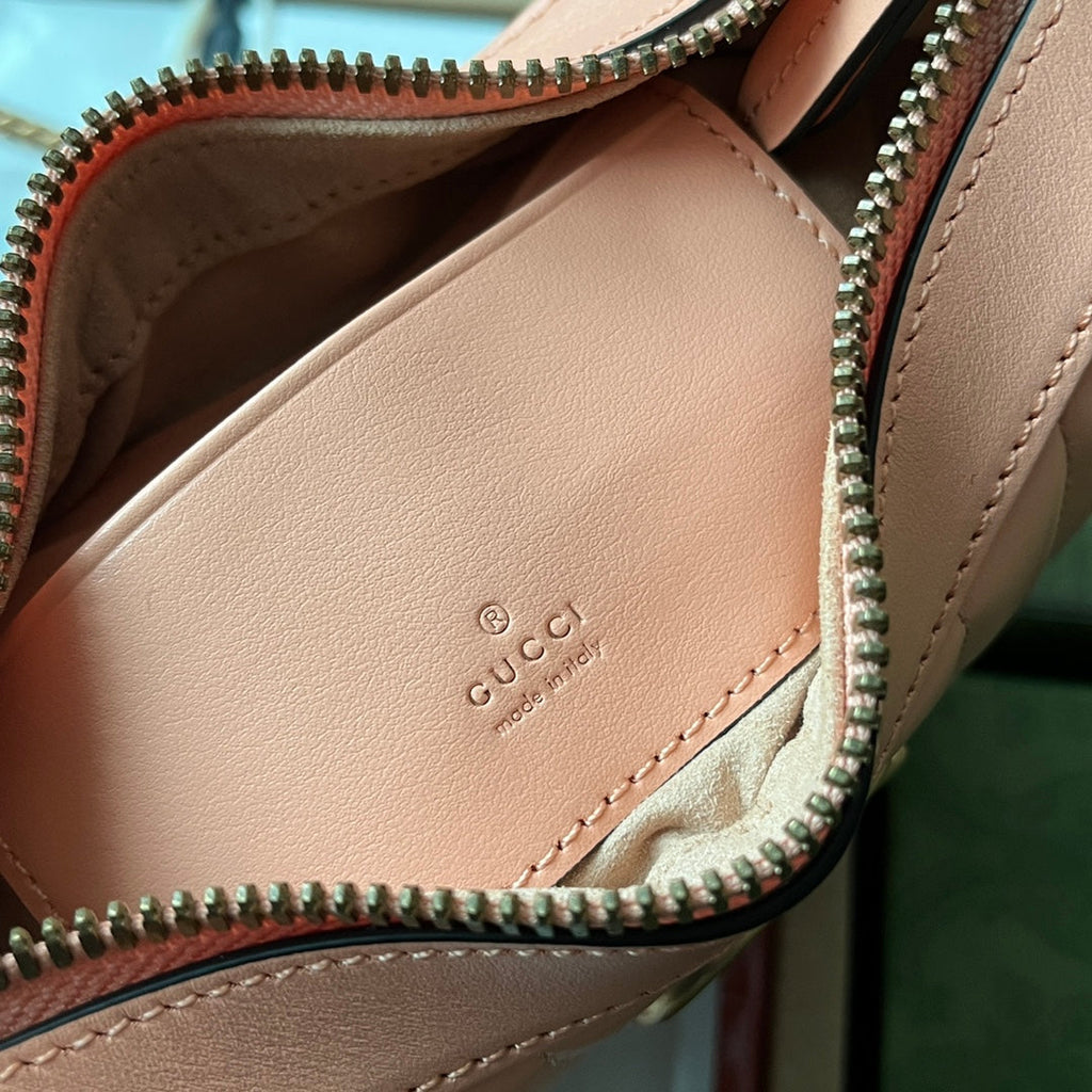 Sac GG Marmont en forme de demi-lune 21 cm en cuir de veau pêche avec accastillage doré