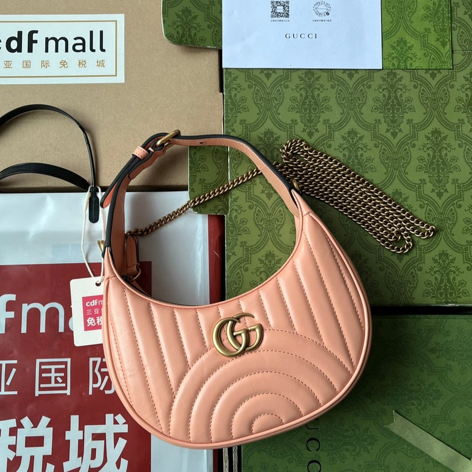 Sac GG Marmont en forme de demi-lune 21 cm en cuir de veau pêche avec accastillage doré