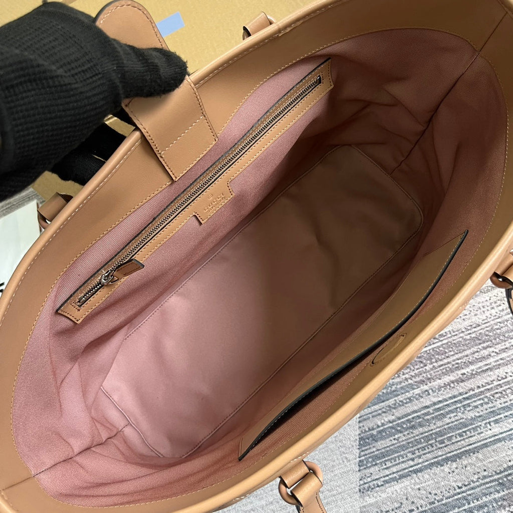 Grand sac fourre-tout GG Marmont 38 en cuir de veau camel beige