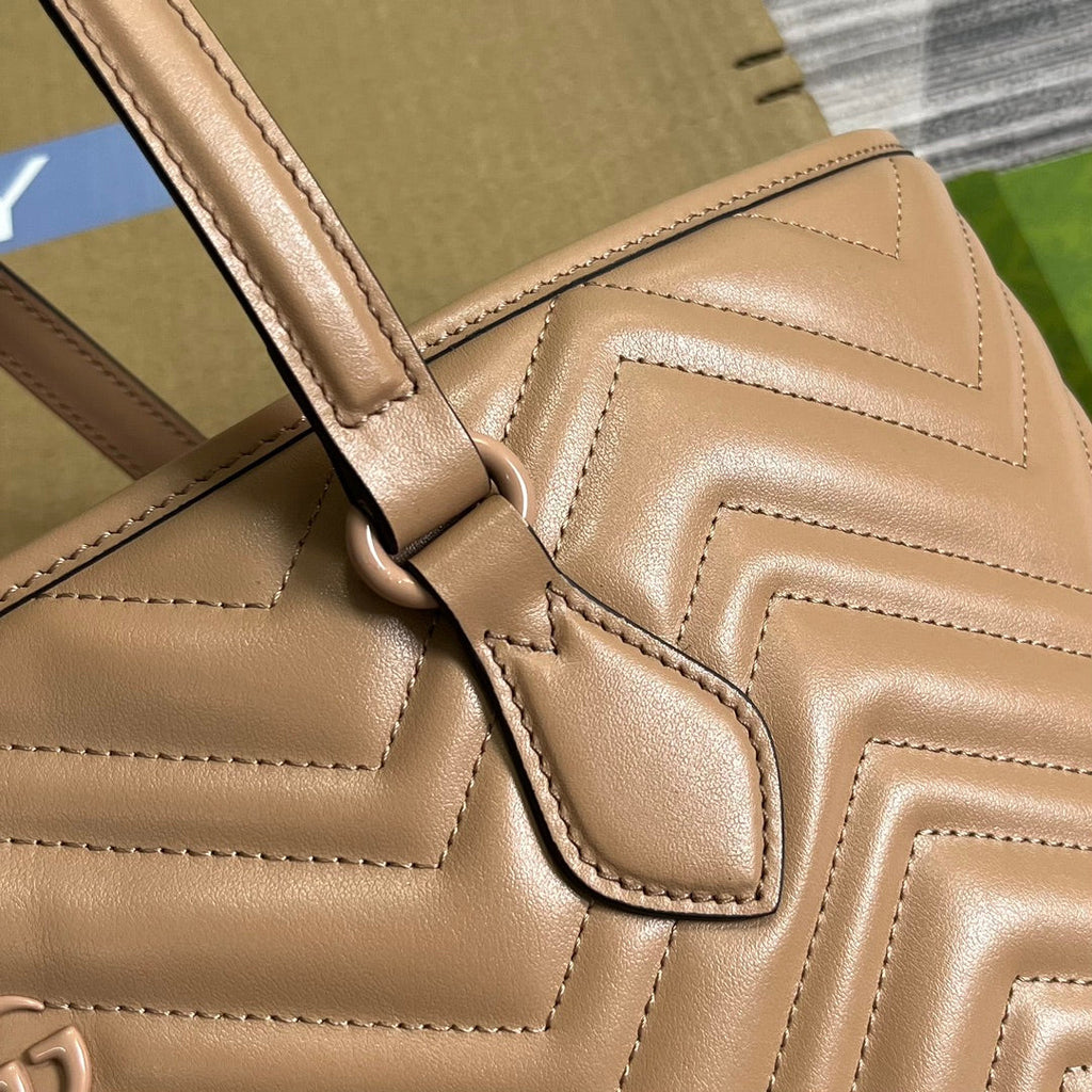 Grand sac fourre-tout GG Marmont 38 en cuir de veau camel beige