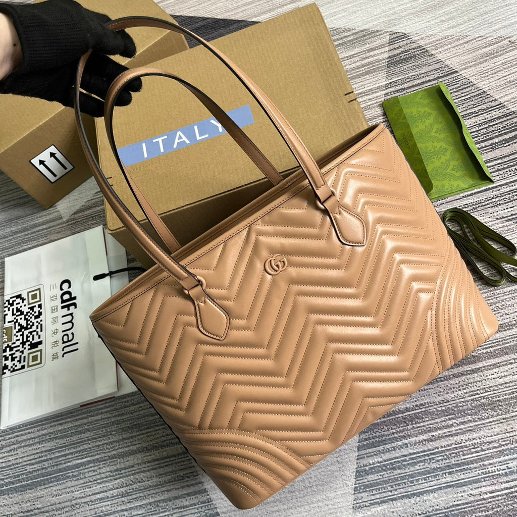 Grand sac fourre-tout GG Marmont 38 en cuir de veau camel beige