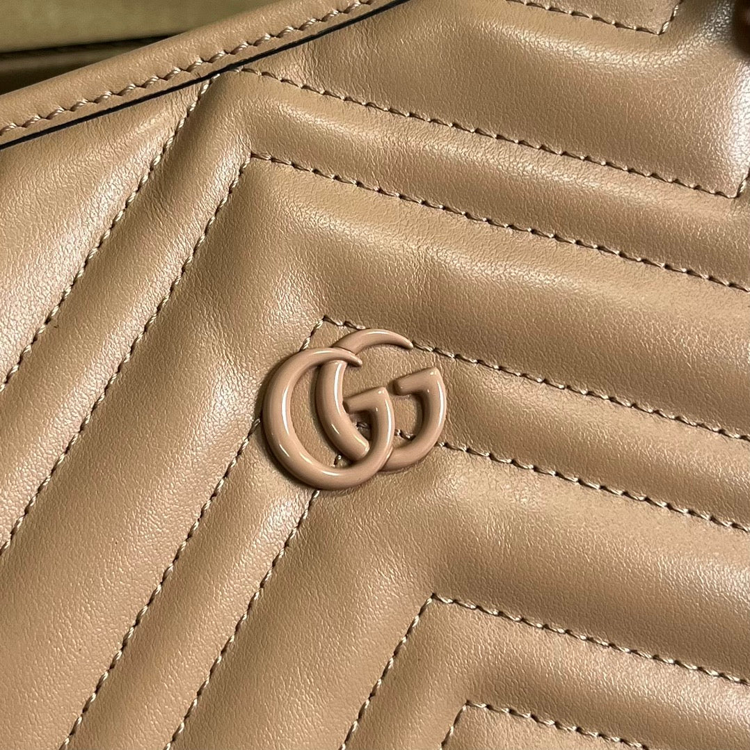Grand sac fourre-tout GG Marmont 38 en cuir de veau camel beige