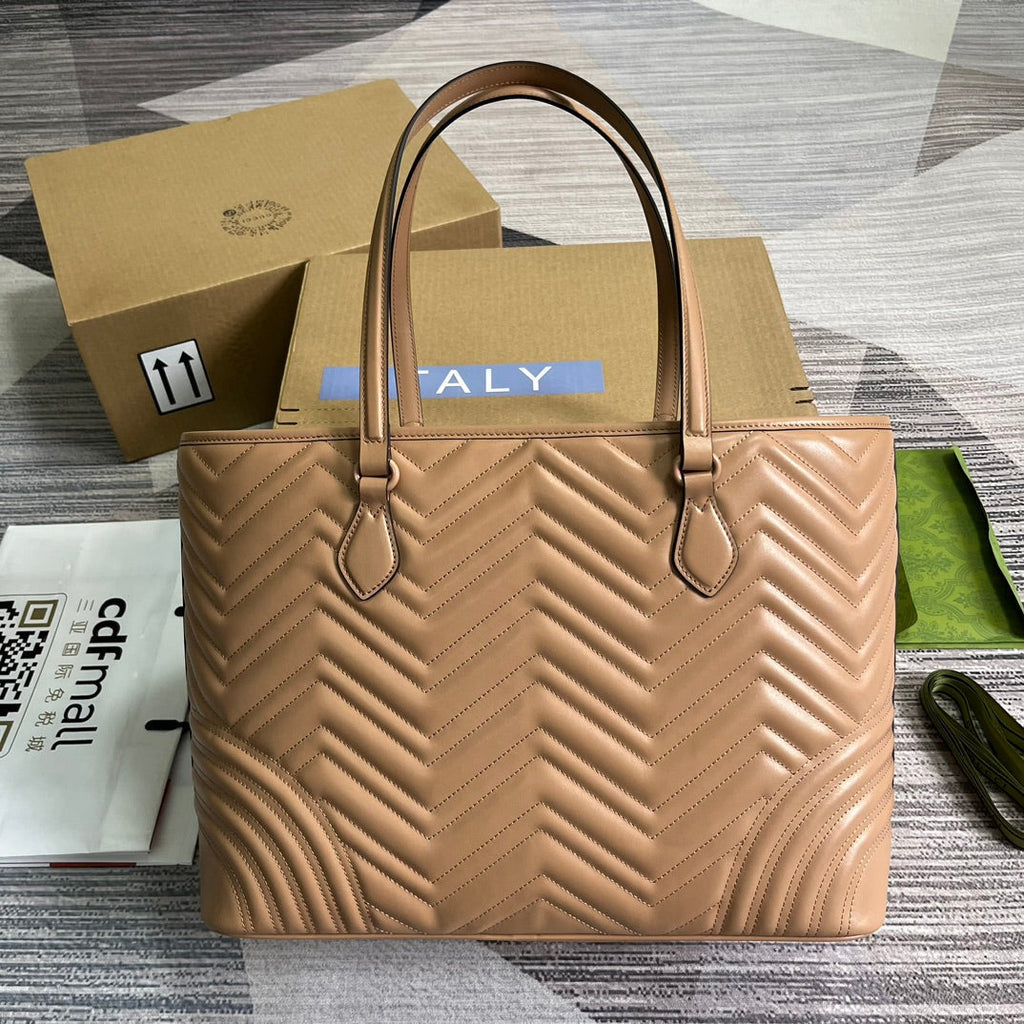 Grand sac fourre-tout GG Marmont 38 en cuir de veau camel beige