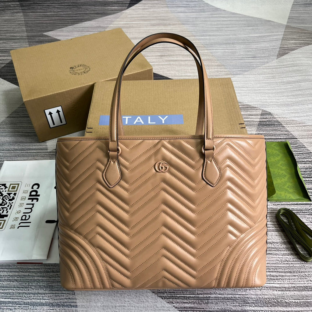 Grand sac fourre-tout GG Marmont 38 en cuir de veau camel beige