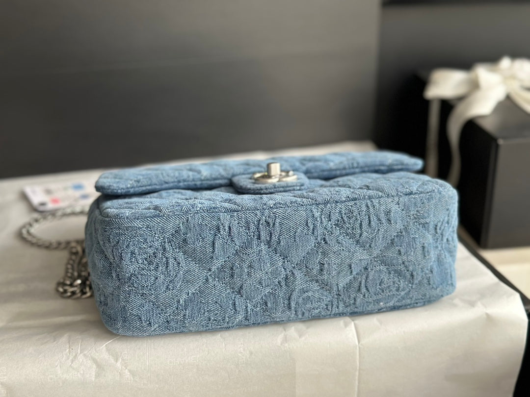 SAC À RABAT CC 19 CM BLEU DENIM QUINCAILLERIE ARGENTÉE 
