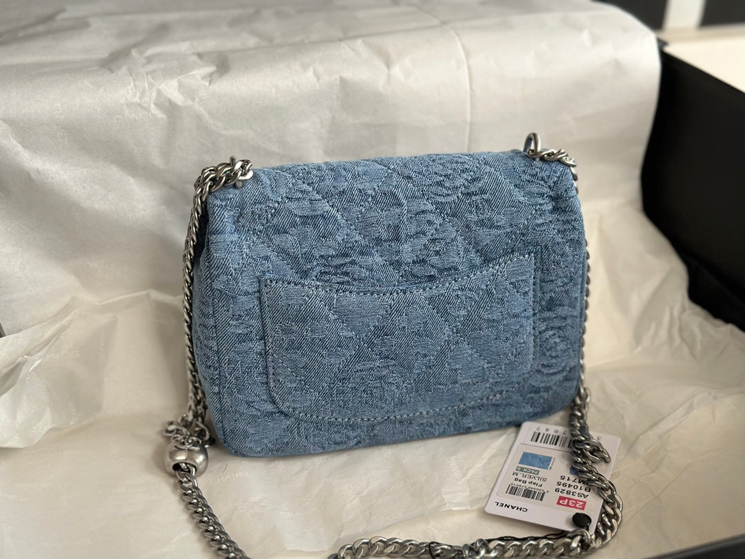 SAC À RABAT CC 14 CM BLEU DENIM QUINCAILLERIE ARGENTÉE 