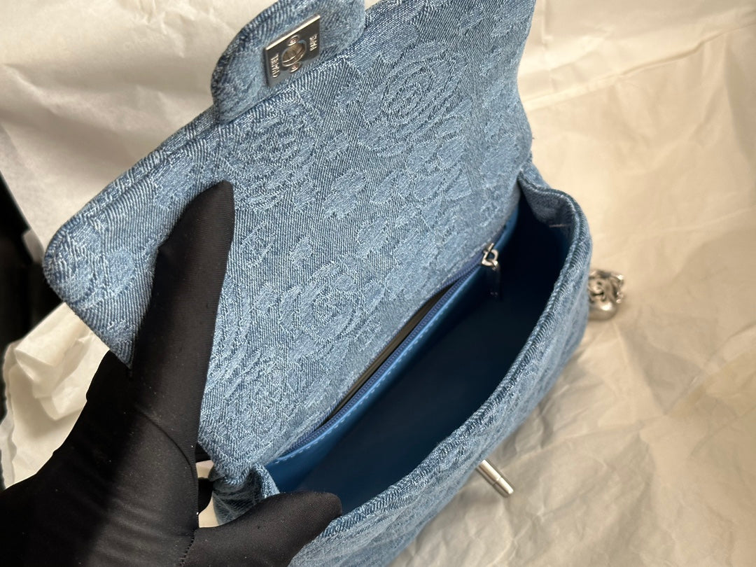 SAC À RABAT CC 14 CM BLEU DENIM QUINCAILLERIE ARGENTÉE 