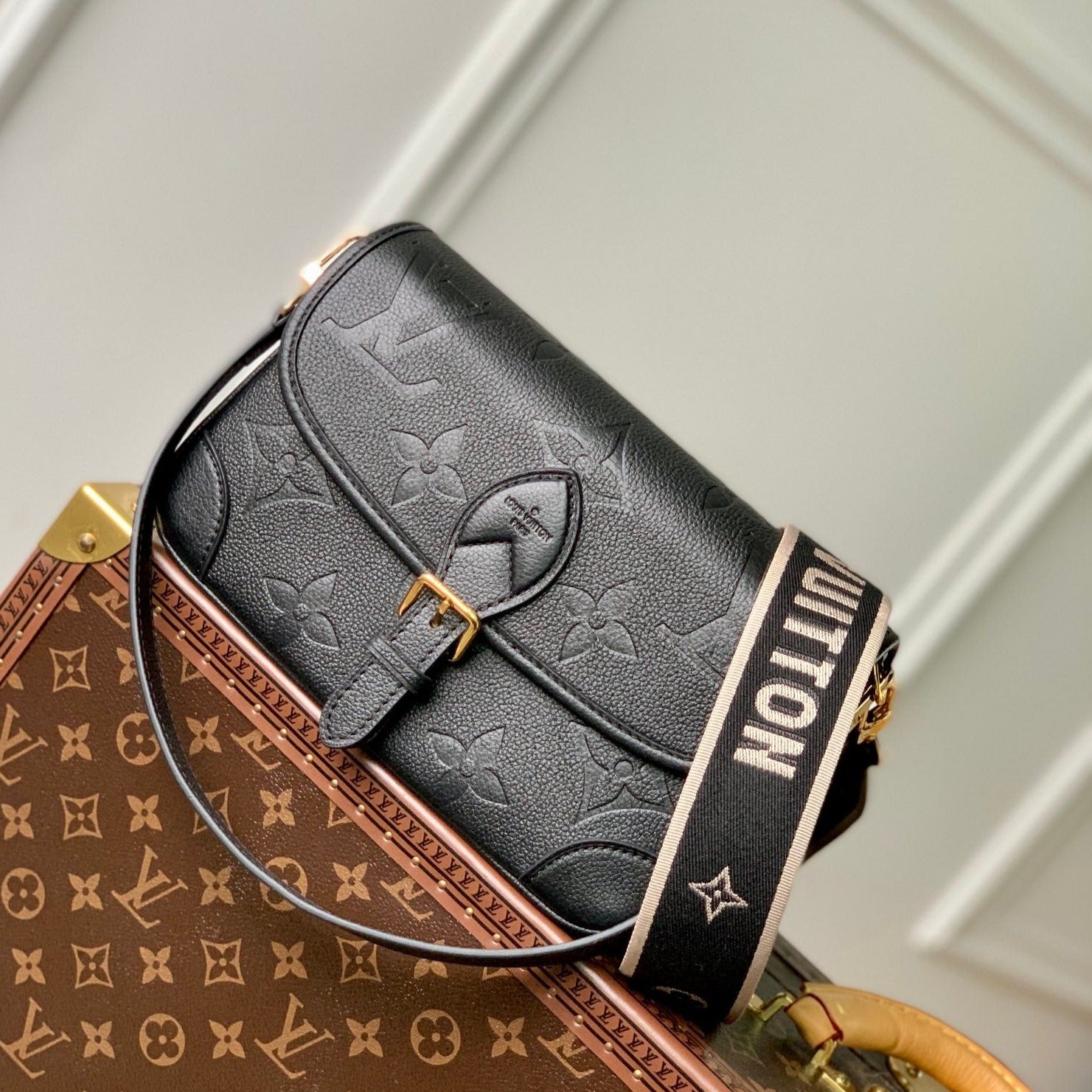 DIANE 24 CUIR EMPREINTE MONOGRAMME NOIR
