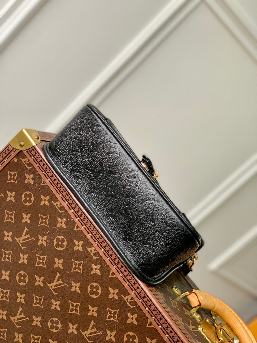 DIANE 24 CUIR EMPREINTE MONOGRAMME NOIR