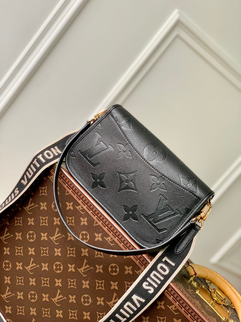 DIANE 24 CUIR EMPREINTE MONOGRAMME NOIR