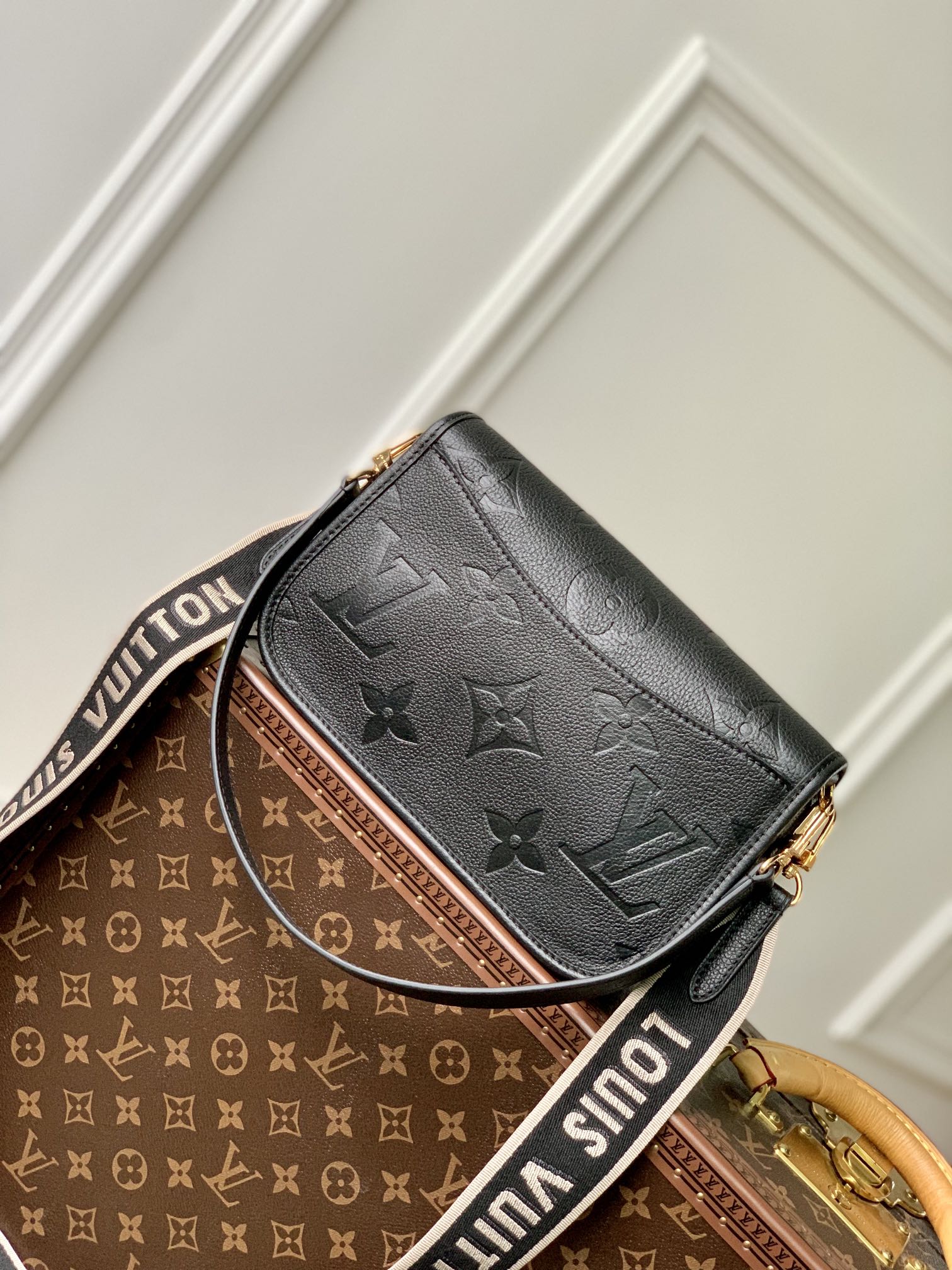 DIANE 24 CUIR EMPREINTE MONOGRAMME NOIR