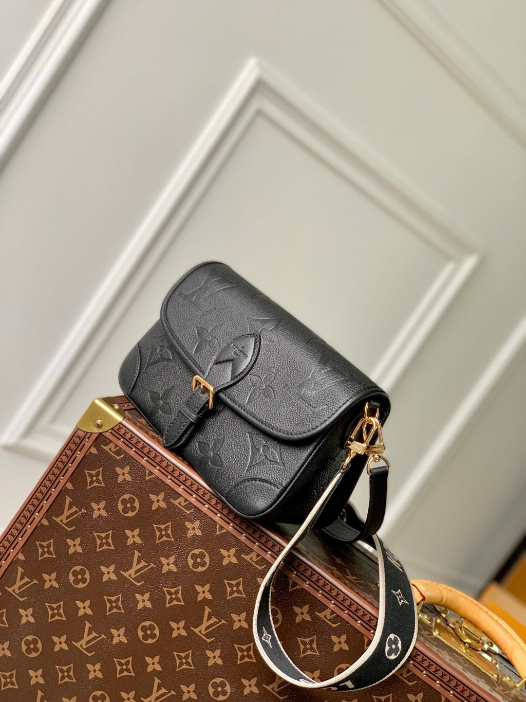 DIANE 24 CUIR EMPREINTE MONOGRAMME NOIR