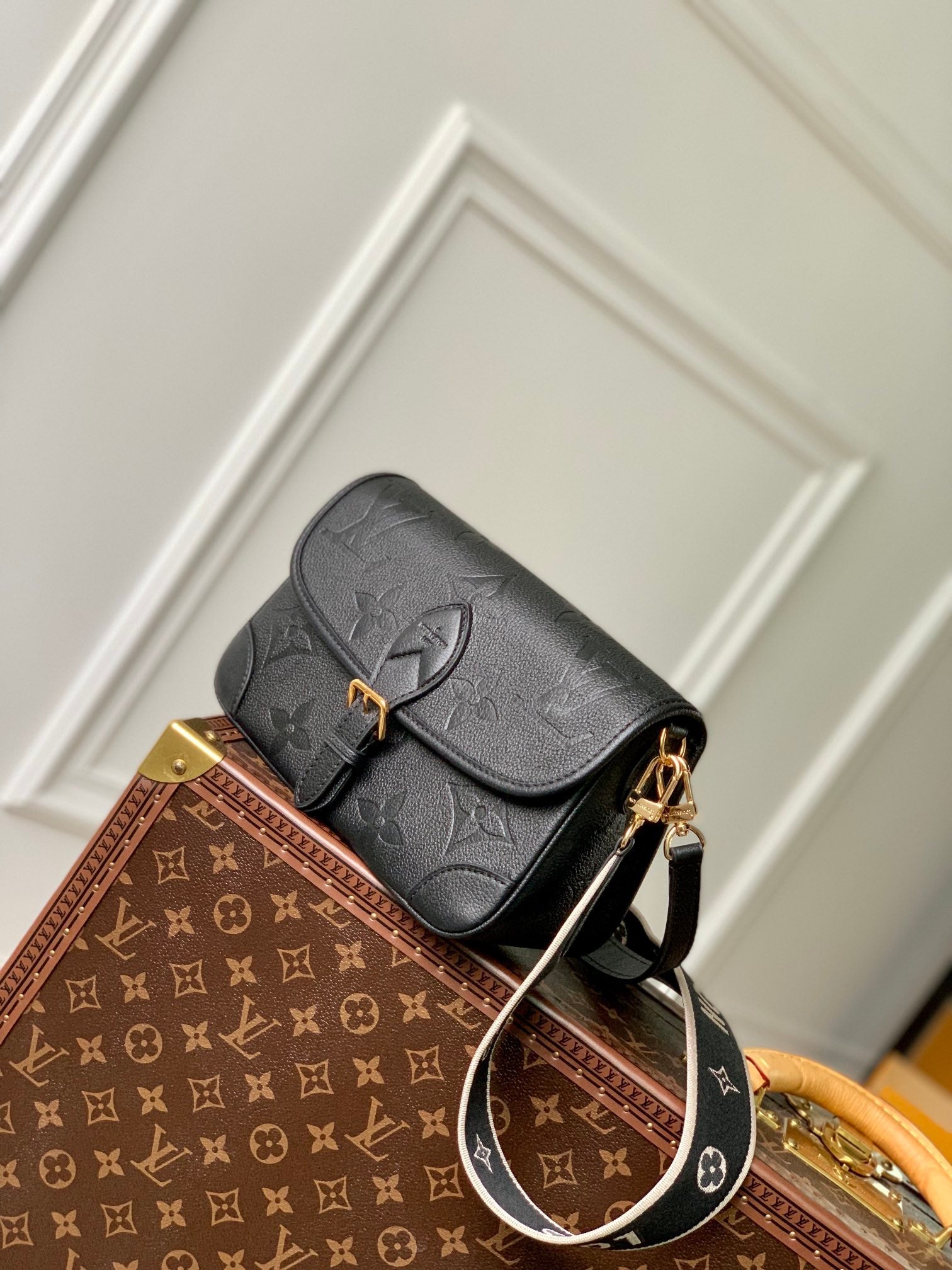 DIANE 24 CUIR EMPREINTE MONOGRAMME NOIR