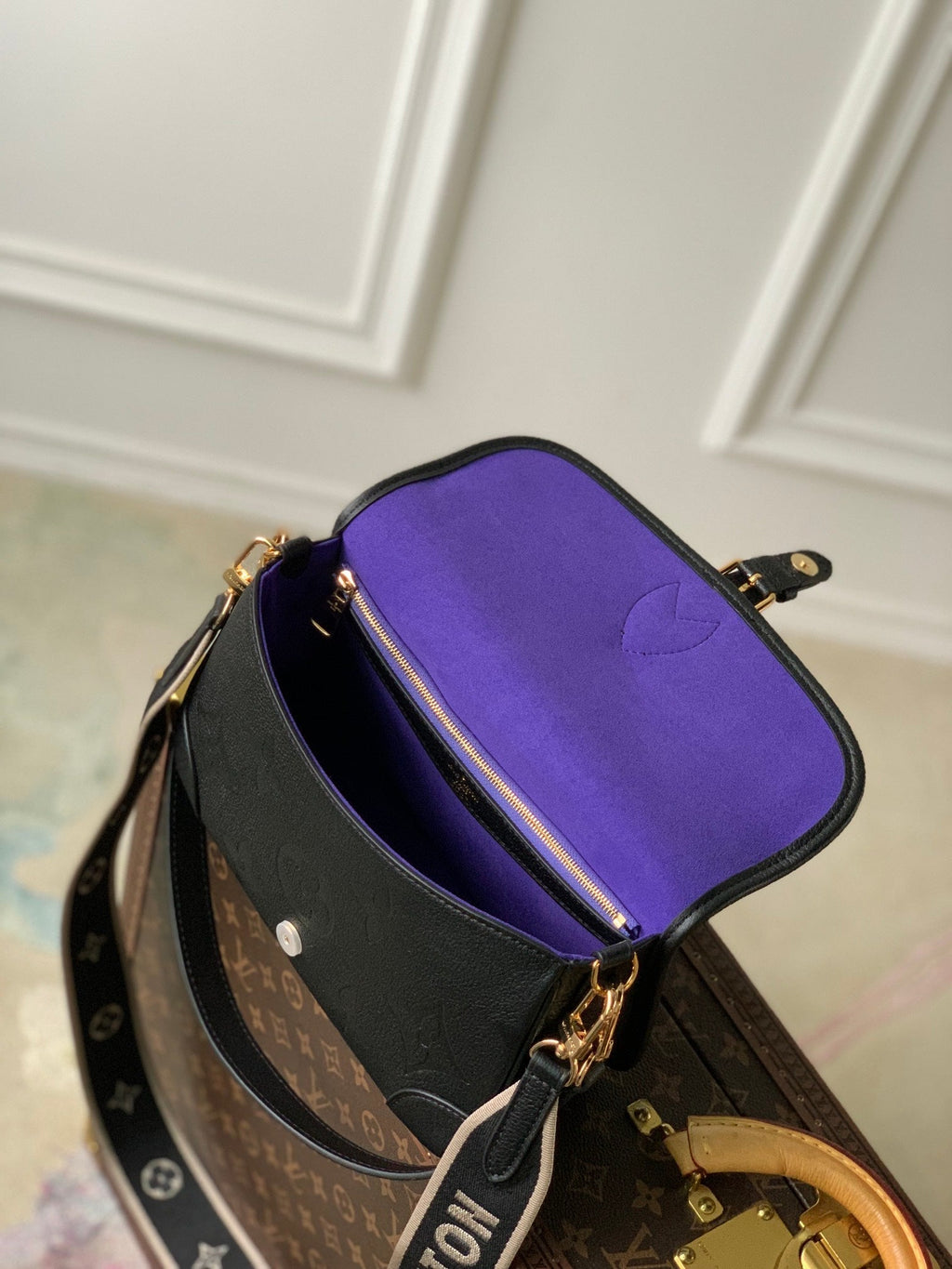 DIANE 24 CUIR EMPREINTE MONOGRAMME NOIR