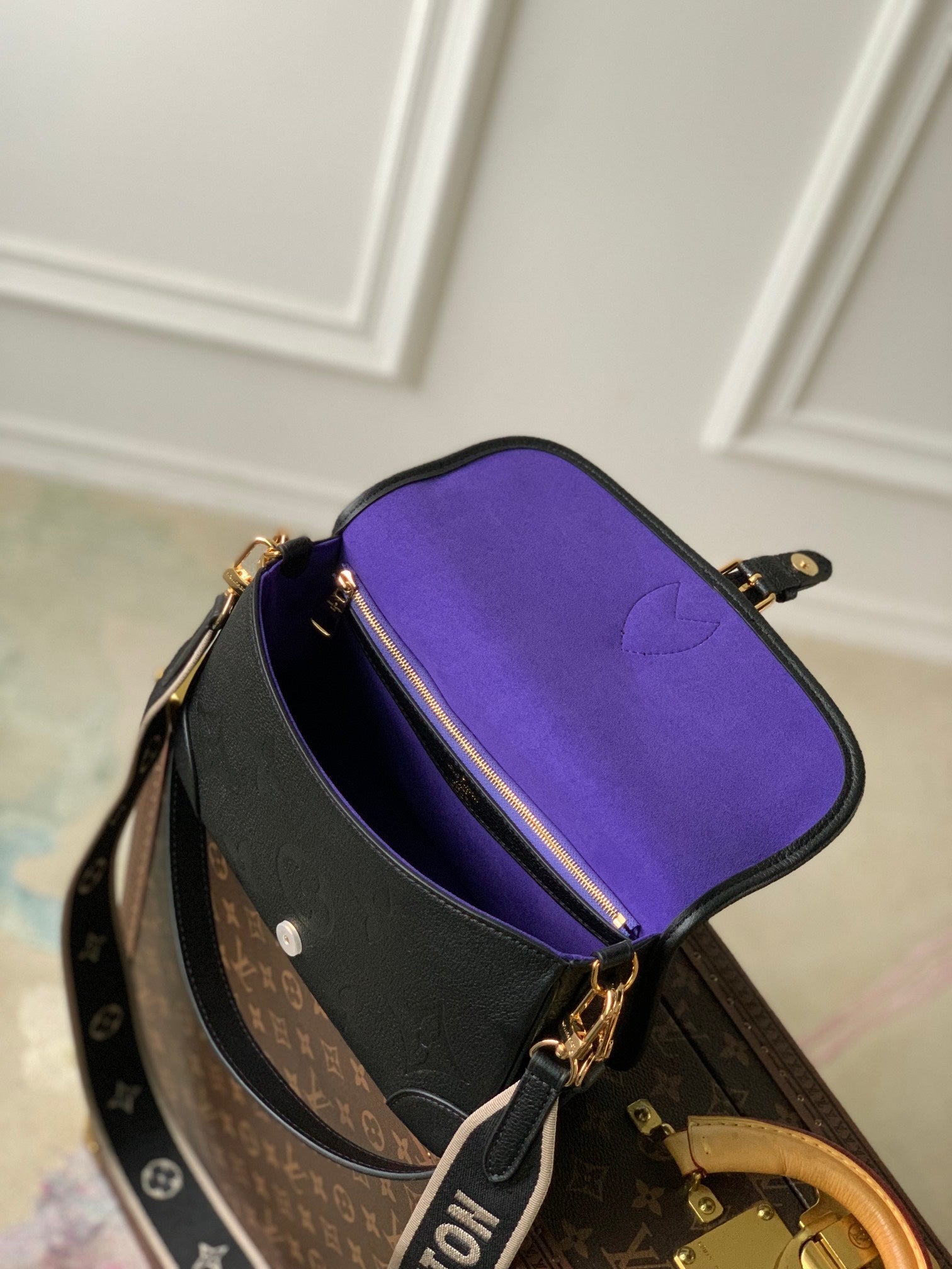 DIANE 24 CUIR EMPREINTE MONOGRAMME NOIR