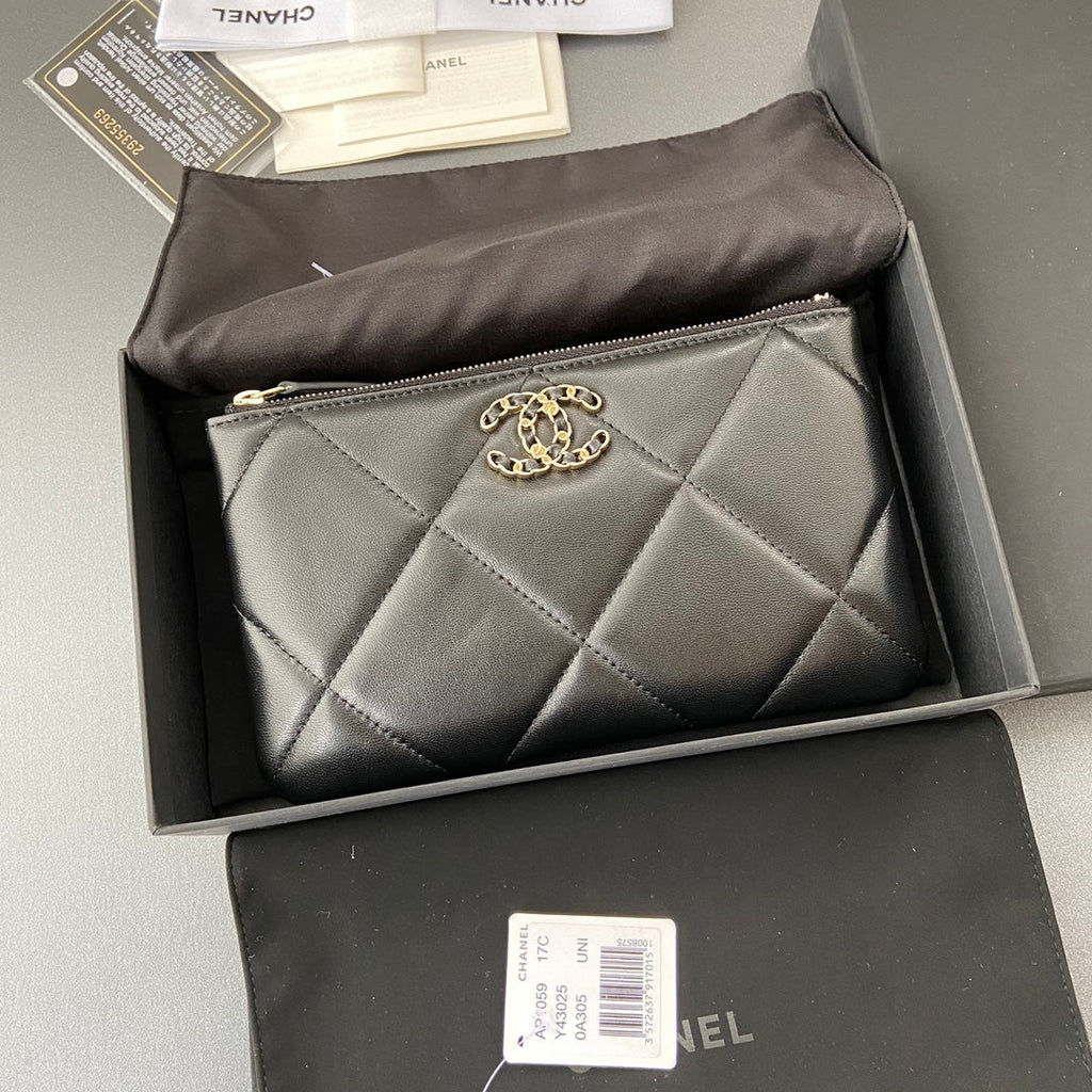 CC 19 ZIPPED WALLET 20CM BLACK CALFSKIN GOLD HARDWARE