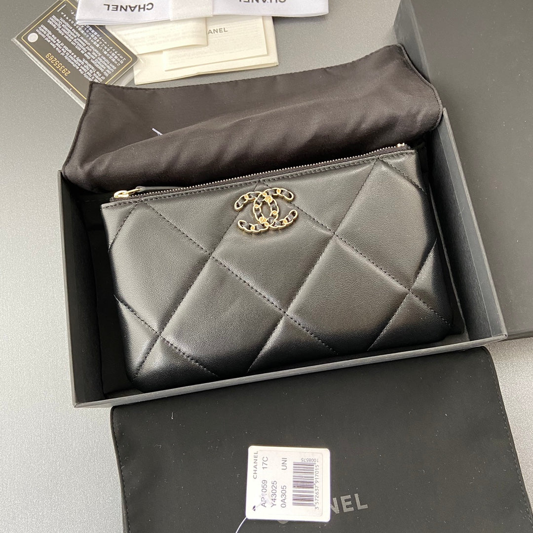 Pochette CC 19 20 cm en cuir de veau noir