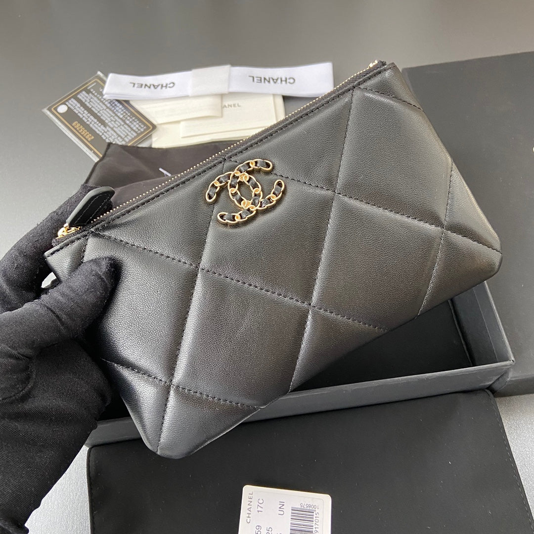 CC 19 ZIPPED WALLET 20CM BLACK CALFSKIN GOLD HARDWARE