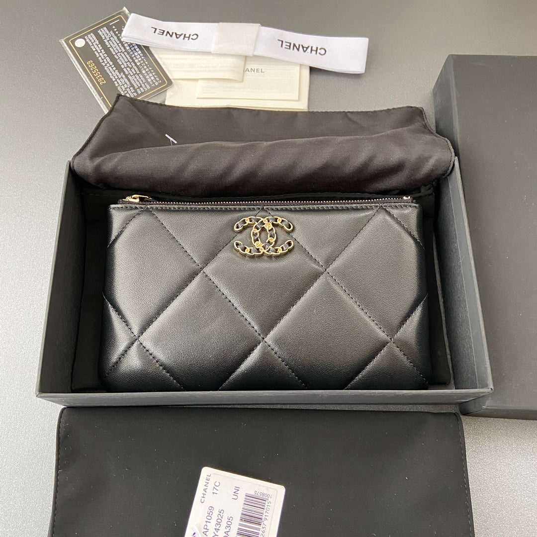 CC 19 ZIPPED WALLET 20CM BLACK CALFSKIN GOLD HARDWARE