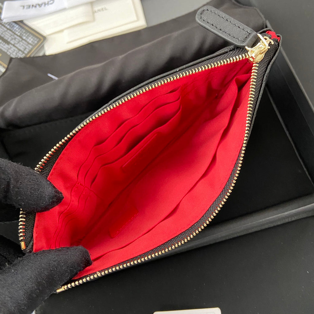 Pochette CC 19 20 cm en cuir de veau noir