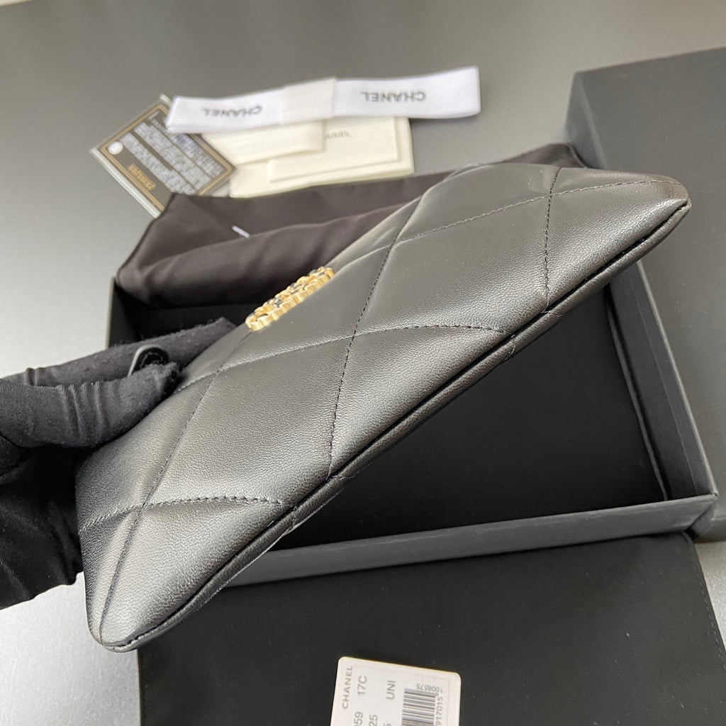 Pochette CC 19 20 cm en cuir de veau noir