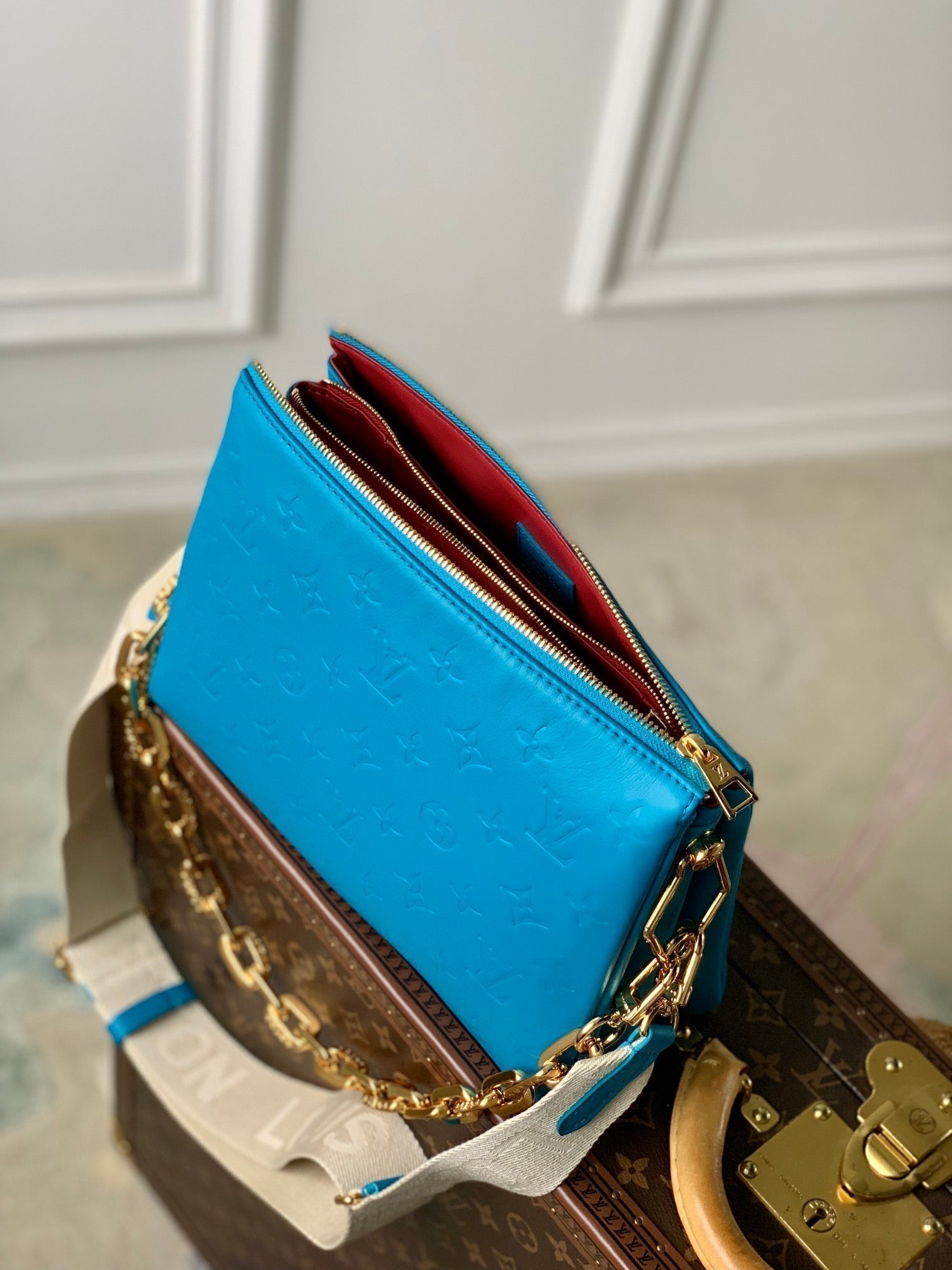 COUSSIN PM 26CM CUIR DE VEAU EMPREINTE MONOGRAMME BLEU 