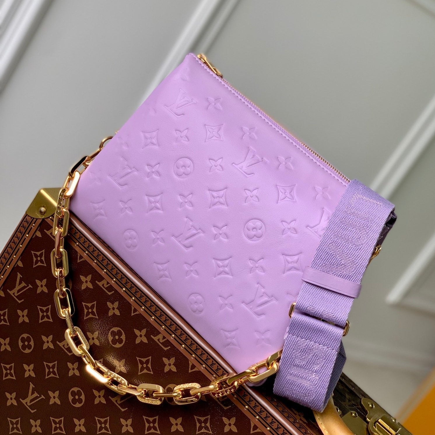 COUSSIN PM 26CM CUIR DE VEAU EMPREINTE MONOGRAMME VIOLET 