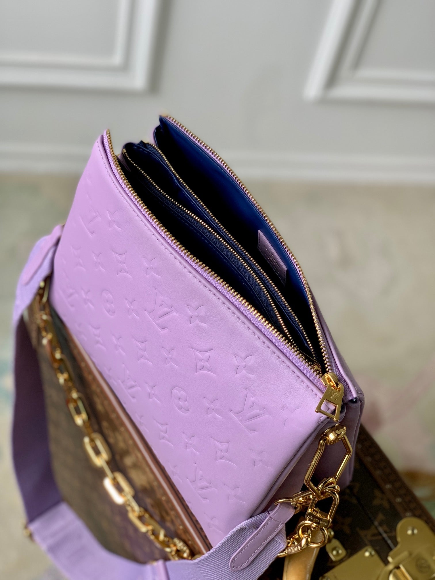 COUSSIN PM 26CM CUIR DE VEAU EMPREINTE MONOGRAMME VIOLET 