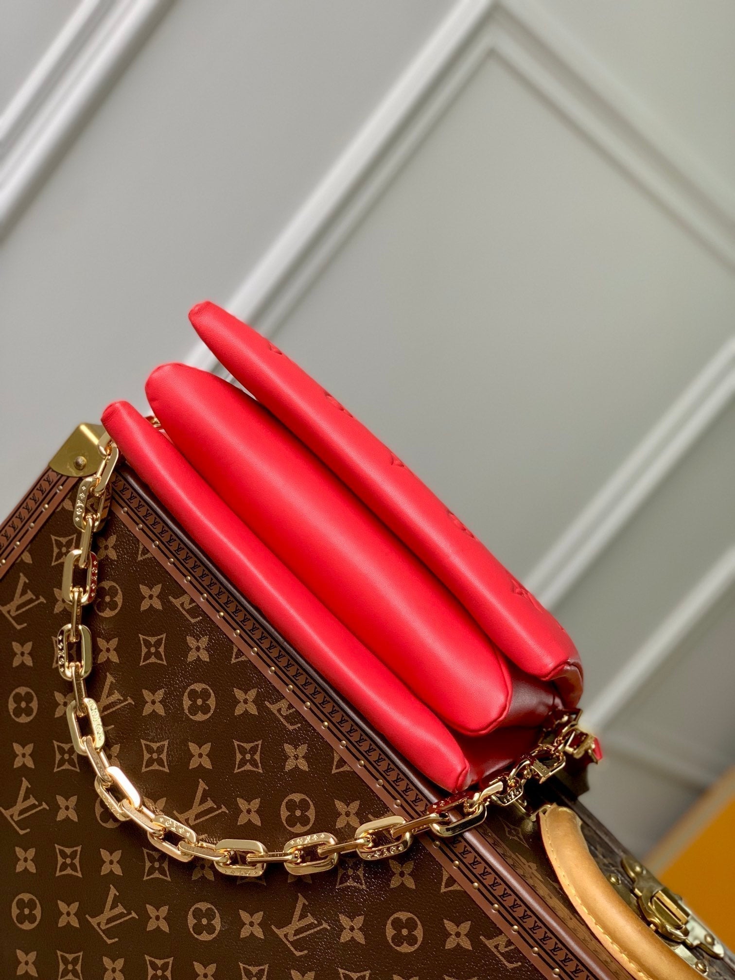 COUSSIN PM 26CM CUIR DE VEAU EMPREINTE MONOGRAMME ROUGE 
