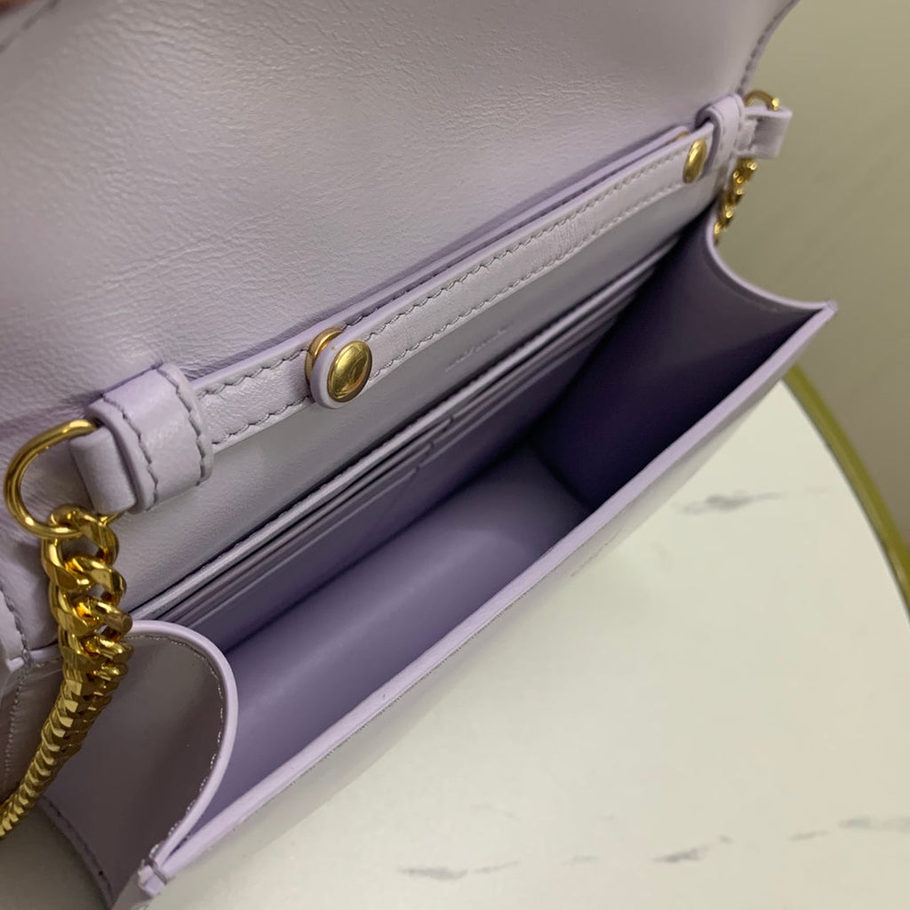 PORTEFEUILLE SUR CHAÎNE MARGO 19 EN CUIR DE VEAU LISSE LILAS CLAIR, QUINCAILLERIE DORÉ