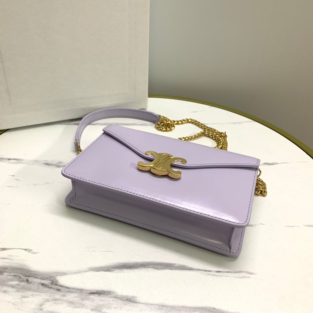 PORTEFEUILLE SUR CHAÎNE MARGO 19 EN CUIR DE VEAU LISSE LILAS CLAIR, QUINCAILLERIE DORÉ