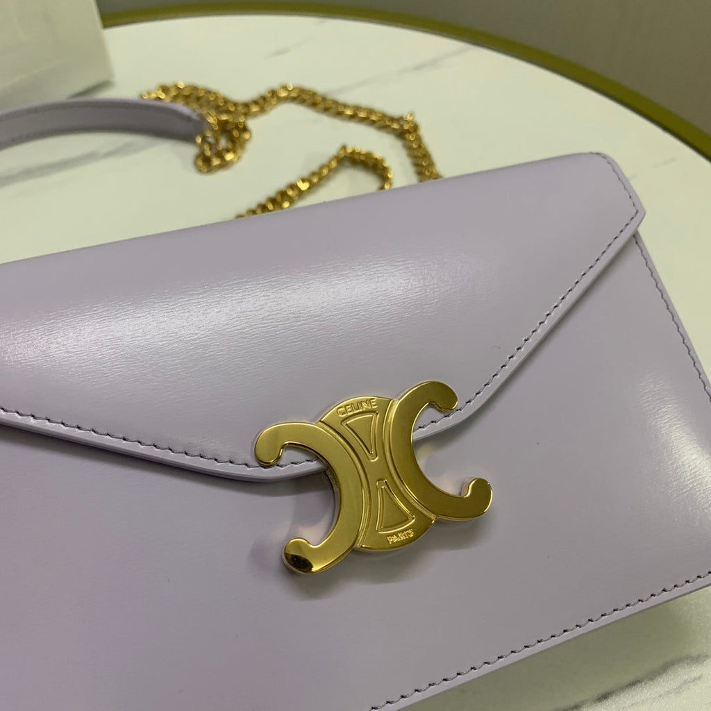 PORTEFEUILLE SUR CHAÎNE MARGO 19 EN CUIR DE VEAU LISSE LILAS CLAIR, QUINCAILLERIE DORÉ