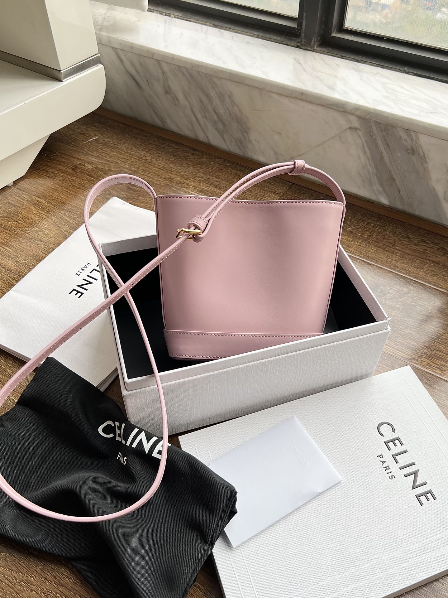 SAC SEAU CUIR TRIPHOME 19 EN CUIR DE VEAU LISSE ROSE PASTEL