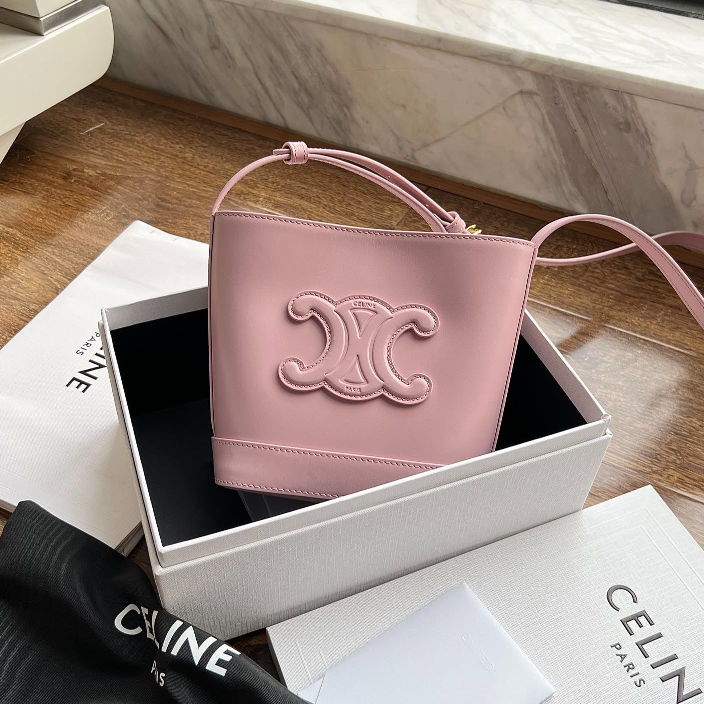 SAC SEAU CUIR TRIPHOME 19 EN CUIR DE VEAU LISSE ROSE PASTEL