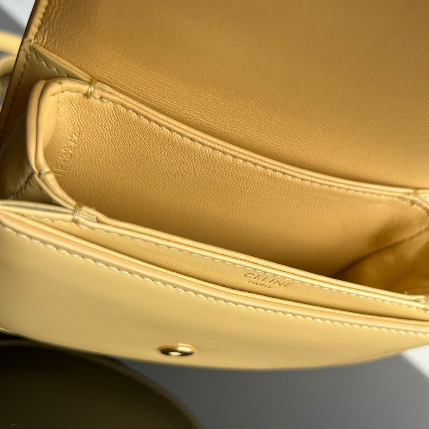 SAC À MAIN TRIOMPHE EN CUIR DE VEAU BRILLANT 18 JAUNE PASTEL