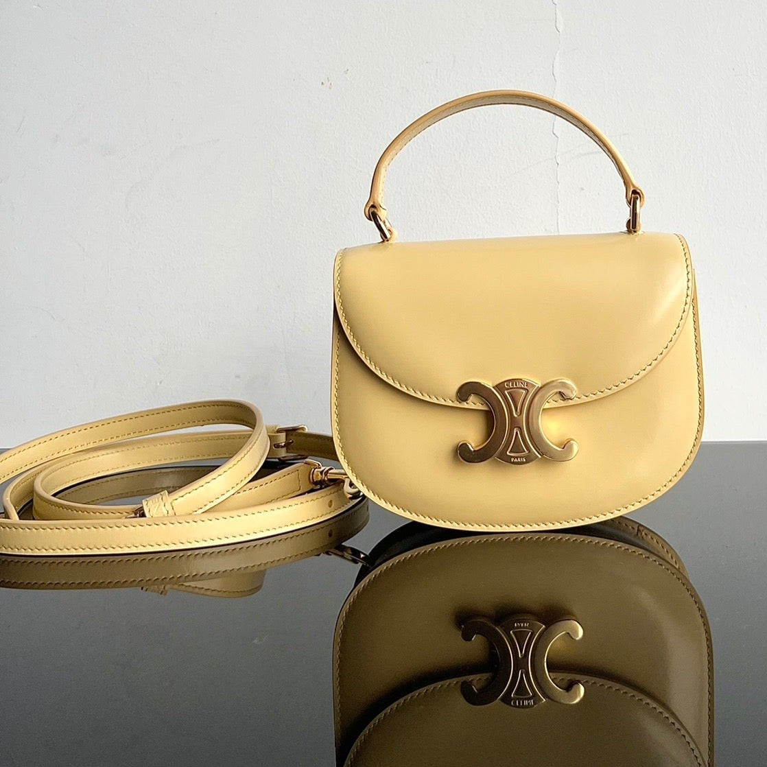 SAC À MAIN TRIOMPHE EN CUIR DE VEAU BRILLANT 18 JAUNE PASTEL