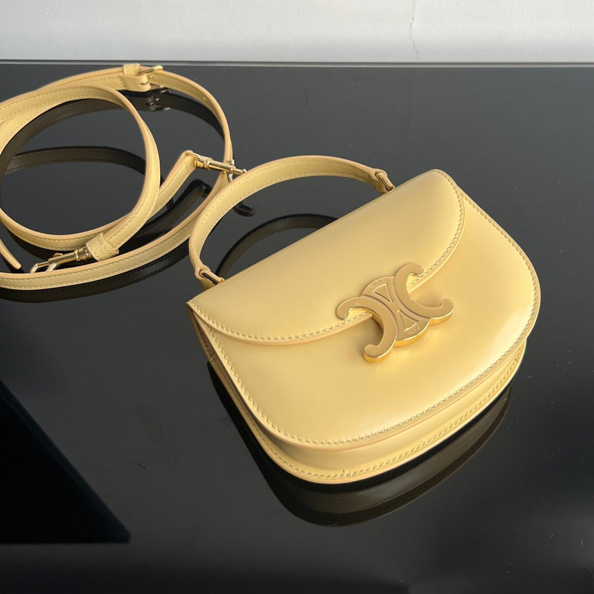 SAC À MAIN TRIOMPHE EN CUIR DE VEAU BRILLANT 18 JAUNE PASTEL