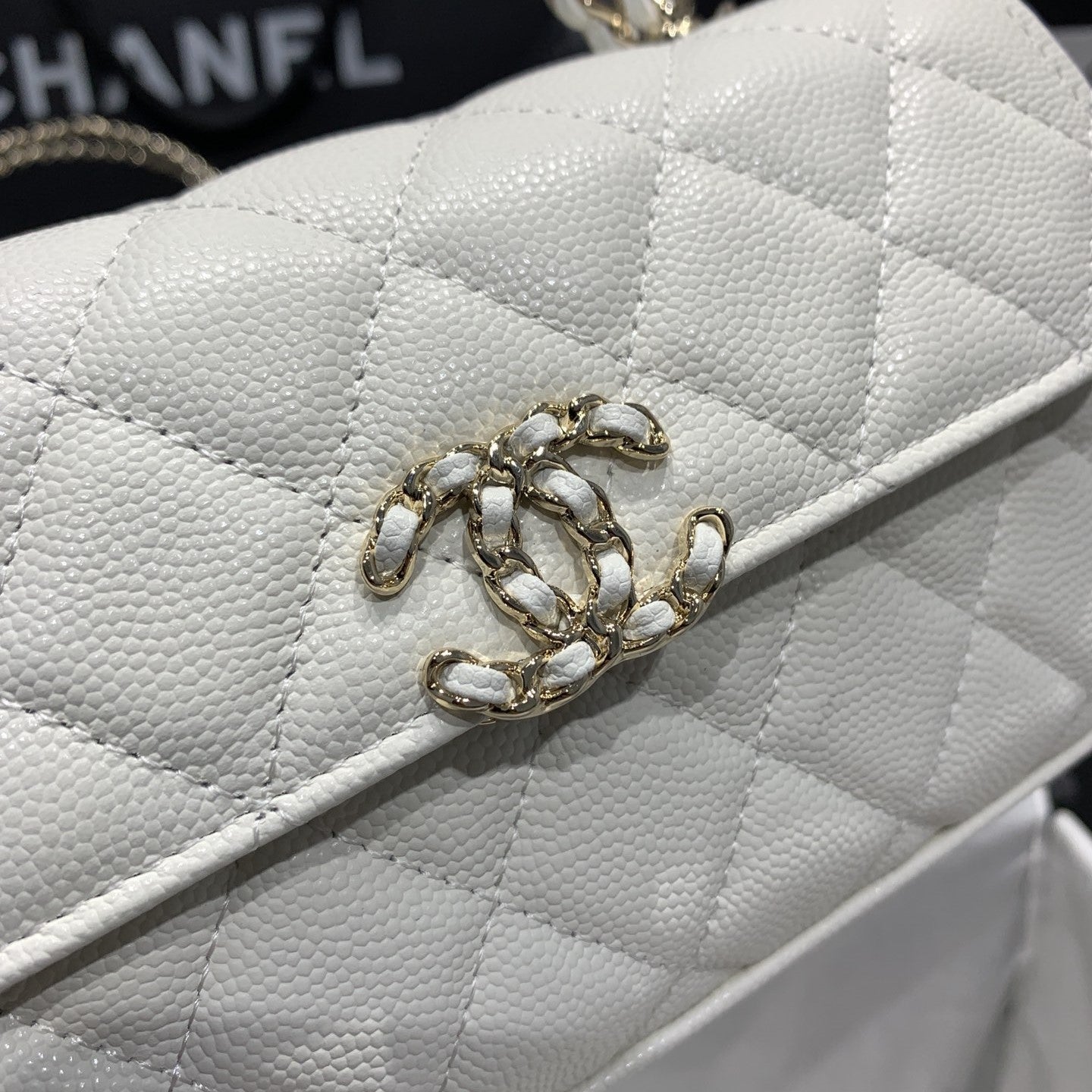 23P FLAP BAG 19CM WHITE CAVIAR GOLD HARDWARE