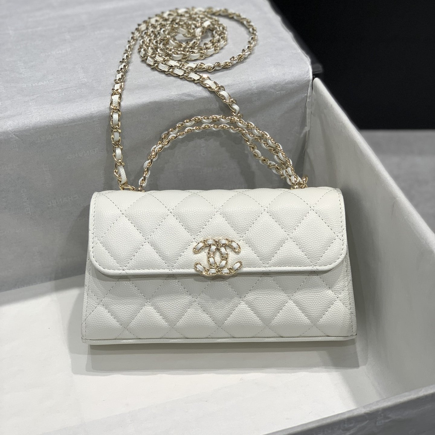 23P FLAP BAG 19CM WHITE CAVIAR GOLD HARDWARE