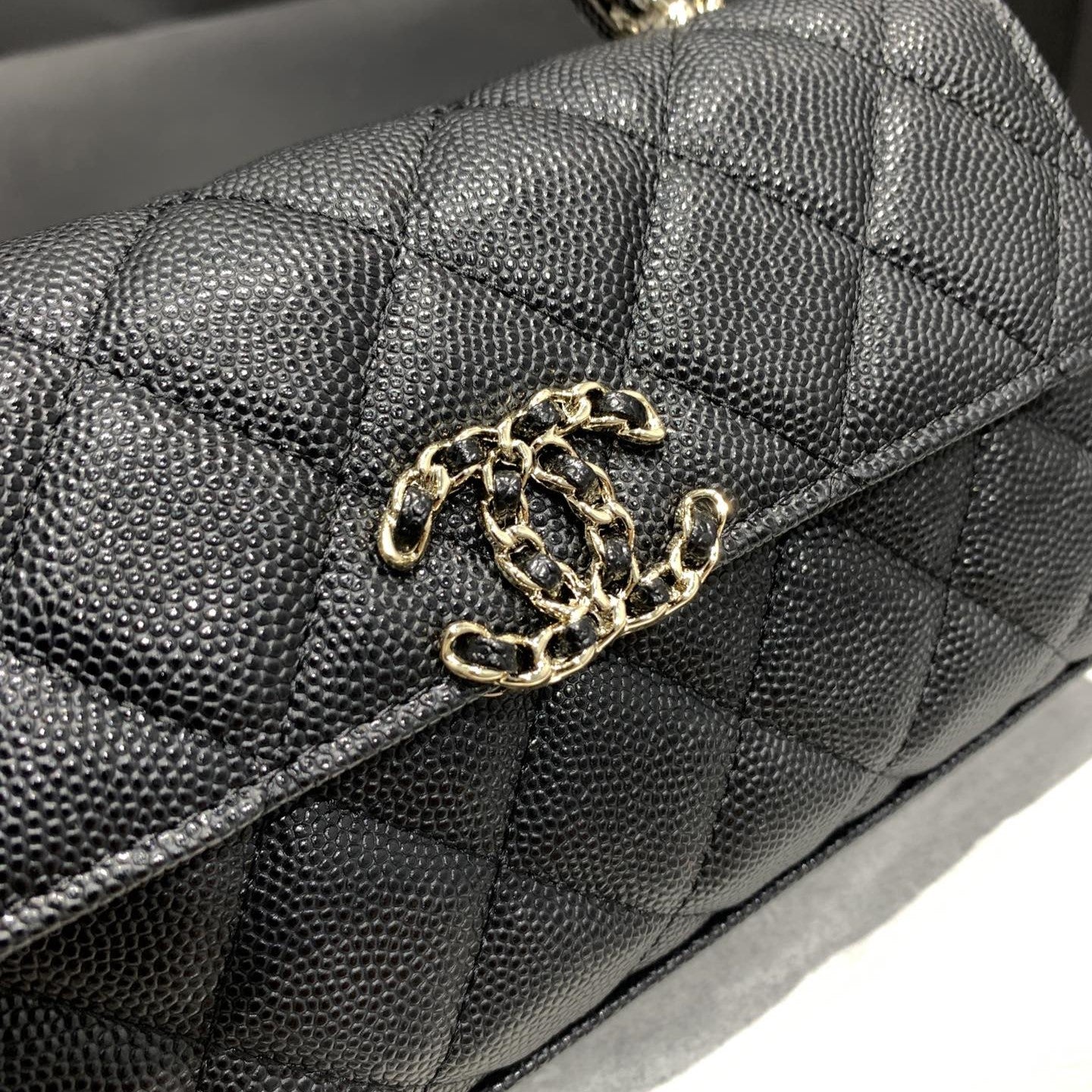 23P FLAP BAG 19CM BLACK CAVIAR GOLD HARDWARE
