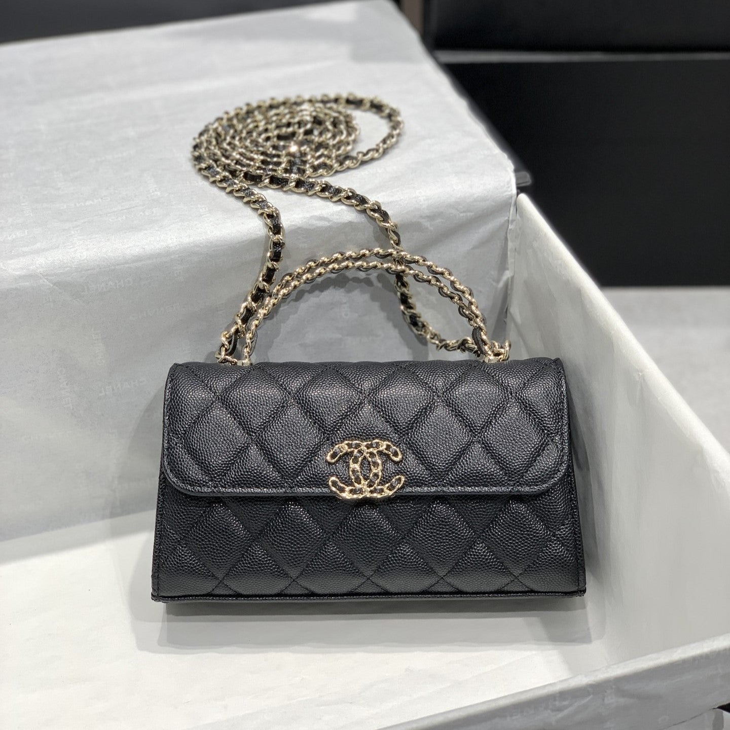 23P FLAP BAG 19CM BLACK CAVIAR GOLD HARDWARE