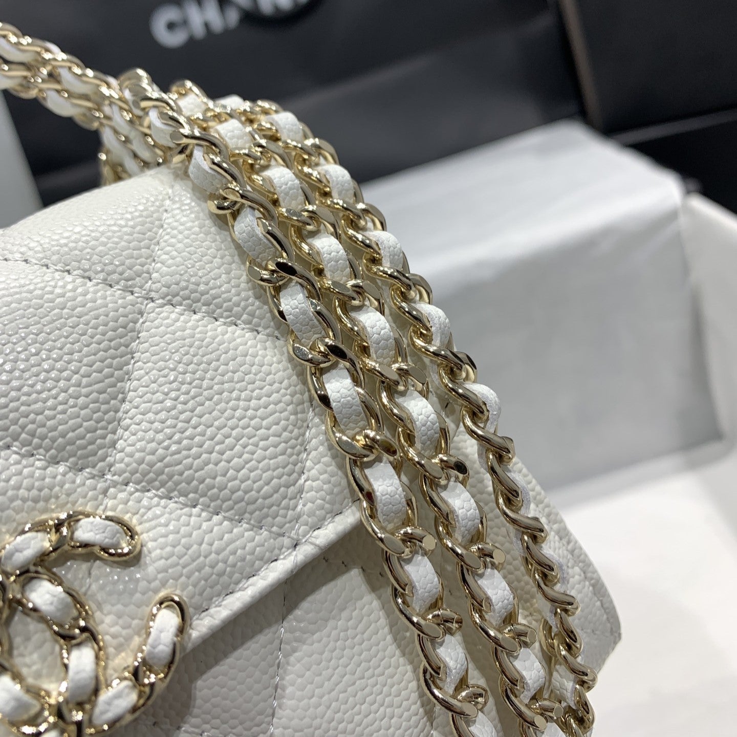 23P FLAP BAG 15CM WHITE CAVIAR GOLD HARDWARE